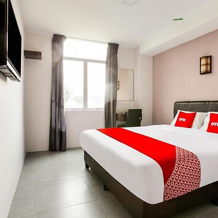 Oyo 89631 988 Hotel Джохор-Бару Экстерьер фото