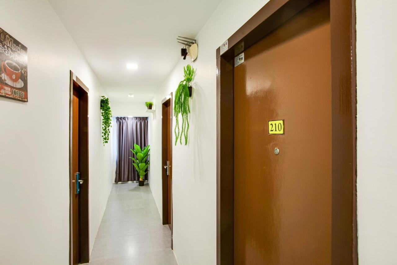 Oyo 89631 988 Hotel Джохор-Бару Экстерьер фото